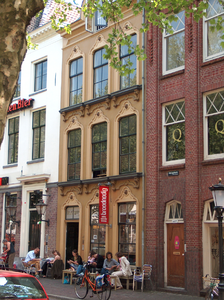 821000 Gezicht op de voorgevel van het pand Mariaplaats 49 (Bakkerij, Espressobar en Lunchroom Broodnodig ) te Utrecht.
